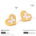 Detalle macro de pendientes de corazón en acero dorado impermeable con mariposa blanca - Estilo Corazón Mariposa (NB-E1613) / Oro de 18K
