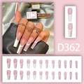 Detailansicht der rosa Press-on-Nägel mit weißen French-Spitzen und kleinen Strasssteinen - Rosa Französischer Linien Strass Stil (D362)