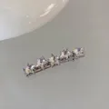 Makro-Detail einer silbernen Haarspange mit fünf funkelnden rosa Kristallsternen - Fünf Sterne / Silber