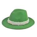 Detalle de sombrero de fieltro verde con adorno de perlas en el ala ancha - Verde Hierba