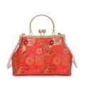 Détail de la broderie en soie rouge avec motifs floraux et fermoir doré perlé - Rouge