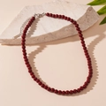 Dettaglio della collana di perle di cristallo rosso con chiusura a moschettone in argento S925 - Sfera 6mm / Rosso
