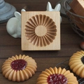 Square beechwood cookie mold with floral carving and finished jam-filled biscuits - Sandwich Round Flower