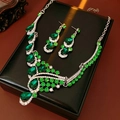 Detalle del conjunto de collar y pendientes vintage de esmeralda en estuche de cuero - Verde Esmeralda Base Plateada (WN2125) / Juego de collar y pendientes de 2 piezas