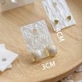 Orecchini a perno quadrati in smalto beige su cartoncino con accenti di cuore d'oro - Mini Modello a Nuvola a 3 Fori (4x3cm)