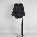 Dettaglio della tutina in chiffon nero con maniche a lanterna e orlo a balze doppio - S / Nero