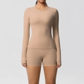 Detail der weich angerauten Stoffstruktur von Langarm-Yoga-Top und High-Waist-Sportshorts - S / Mittleres Khaki
