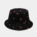 Dettaglio del cappello a secchiello in cotone nero con motivi di anguria ricamati in rosso - M(56-58cm) / Nero