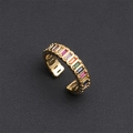 Vue macro détaillée de la bague ajustable en or 18 carats ornée de zircons multicolores - Ouvert Réglable / Style Foret à Rangée de Zircones Rectangulaires Arc-en-ciel (CRO681CX)