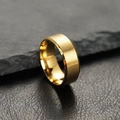 Minimalistischer 8mm matter Gold-Edelstahlring für Herren auf dunklem Felsuntergrund - US 6 / Gold Matt
