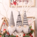 Tre gnomi di Natale lavorati a maglia grigio e beige appesi a rami bianchi - Stile Grigio