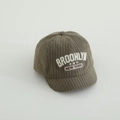 Nahaufnahme der olivgrünen Cordstruktur und Brooklyn-Stickerei auf der Baby-Mütze - Brooklyn-Buchstaben / Armeegrün