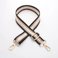 Detail eines verstellbaren dicken Canvas-Taschenriemens mit goldener Metallschnalle - Gun Black Hardware / A2 Streifen Goldseide