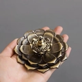 Antike Lotus-Räucherstäbchenhalter aus Bronze mit mehrlagigen Blütenblättern - Antike Bronze