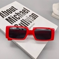 Lunettes de soleil carrées rouges élégantes avec verres foncés pour un look rétro chic - Rouge