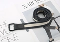 Detalle de cinturón de lona a rayas azul y beige con hebilla de doble anilla en una revista - Rayas Gris Oscuro y Beige (Hebilla Negra)