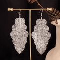 Details von silbernen Vintage-Ohrringen mit hohlen Blättern auf einem Displayständer - Hohles Herz / Silber