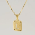 Collar dorado con colgante rectangular con letra L arenada y marco pulido - Letra L