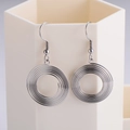 Orecchini a spirale concentrica argentati con cerchi metallici geometrici a più strati - Orecchini Tondi Color Acciaio