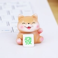 Simpatica statuina Shiba Inu con tessera Mahjong 'Fa' per auto e scrivania casa - Mini Cane della Fortuna (Mahjong Fa)