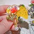 Détail de broche feuille de ginkgo avec fleurs séchées, résine et accent perle blanche - Style Feuille de Ginkgo