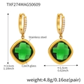Vue détaillée de boucles d'oreilles dorées avec verre vert émeraude et zircons cubiques - Or Pierre de Verre Verte