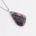 Détail du pendentif en agate violette naturelle bordé d'or sur une chaîne en acier - Améthyste (Chaîne en argent)