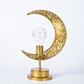 Détail de la lampe de table lune dorée avec motifs ajourés et ampoule LED à fil de cuivre - Lampe Lune Style Ampoule / Blanc chaud