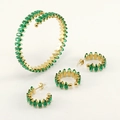 Detail van een 18K goud vergulde roestvrijstalen sieradenset met groene zirkoon marquise steen - Vierdelige Set (Armband + 3 Oorsieraden) / Groen