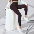 Dettaglio dei pantaloni da yoga a coste marrone scuro a vita alta con trama push up senza cuciture - S / Nero
