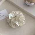 Dettaglio dell'elastico in raso color crema con bordo dorato su vassoio decorato - Bianco Latte Bordo Dorato