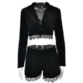 Completo due pezzi da donna in velluto nero con giacca corta in pizzo e pantaloncini a vita alta - M / Nero