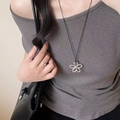 Gros plan détaillé du pendentif fleur à cinq pétales étincelant sur cordon noir - 18# Collier-Noir-Fleur