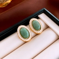 Boucles d'oreilles vintage en or avec pierre verte et émail blanc dans un coffret - Bord Doré Émail Blanc Gemme Verte Vintage (Tige en Argent)