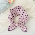 Petit foulard carré en coton et lin rose avec des pois en cœur violets noués en ruban - Petit Cœur Rose