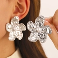 Orecchini a fiore d'argento irregolari con trama fusa e centro in perla bianca - Stile Fiore di Perla in Metallo Plissettato Argento (11194)