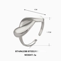 Anillo minimalista de acero inoxidable plateado con nudo irregular y banda ajustable - Color Acero