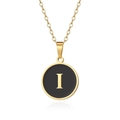 Dettaglio macro della collana placcata oro con ciondolo tondo nero e lettera maiuscola I - Oro Lettera-I