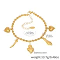 Detailsicht des goldenen Edelstahl-Gliederarmbands mit Retro-Anhängern und Karabinerverschluss - Gold DIY Charm-Armband (Herz/Heiliges Herz/Horn/Handfläche)