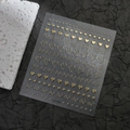 Vue détaillée des autocollants dorés pour ongles motifs nœuds et cœurs sur pierre - CO-546 / Marquage à chaud