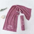 Dettaglio di asciugamano sportivo malva con ricamo Walk Hard e morbida microfibra - 30x100cm / Viola corallo
