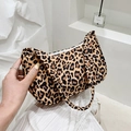 Vista dettagliata del motivo leopardato e della trama del tessuto della borsa sotto le ascelle - Stampa leopardata