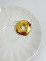 Broche torsadée dorée artistique sur une assiette en céramique blanche avec une carte - Style Or Creux (Z-493)