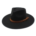 Klassieke zwarte vilten fedora hoed met bruine sierband en gouden gesp op witte achtergrond - M (56-58cm) / Zwart