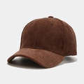 Detailaufnahme der braunen Cord-Baseballkappe mit Textur und gebogener Krempe - Braun