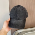 Detailopname van vintage gewassen denim honkbalpet met versleten textuur en naden - Verstelbaar 56-60cm / Effen Gewassen Zwart