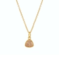 Detailopname van een gouden ketting met een driehoekige champagnekleurige zirkoon - Juni (Champagne/Alexandriet)