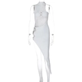 Dettaglio dell'abito bianco cut-out con anelli metallici e orlo asimmetrico - S / Bianco
