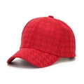 Détail d'une casquette de baseball rouge à motif pied-de-poule et visière courbée - Taille unique / Rouge