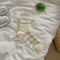 Weiße Socken mit bunten Streifen und niedlichem Welpen-Aufnäher im stilvollen Design - Bunte Feine Horizontale Streifen